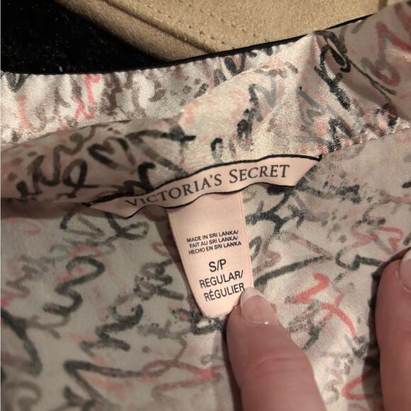 Victoria’s Secret Women's Script Print PJ Top - Picture 2 of 3